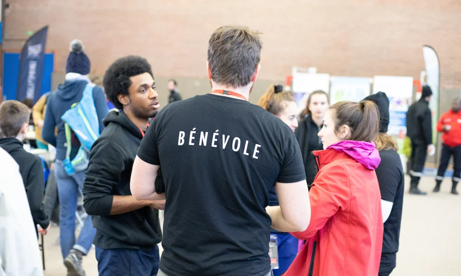 Bénévole du NoctiRaid avec son t-shirt « Bénévole »